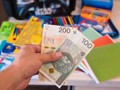 Rodzice mogą jeszcze dostać 300 zł. ZUS czeka na wnioski