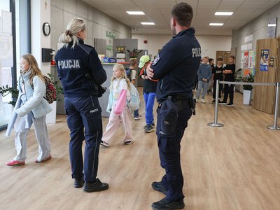 Policja nie kończy akcji. Patrole w poniedziałek wrócą do szkół