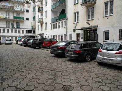 Parkujesz tyłem pod blokiem? Jeden szczegół może kosztować cię mandat