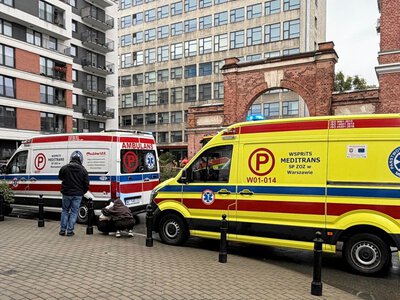 Atak nożowniczki w Warszawie. Ranne dwie nastolatki