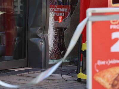 Piratka zdemolowała dwie stacje paliw. Na koniec uderzyła w radiowóz