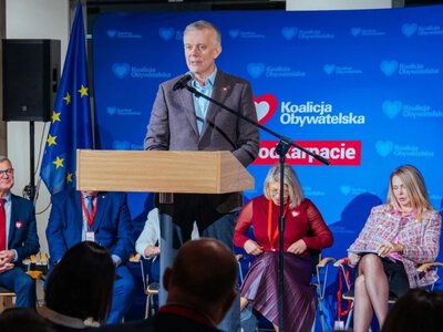 Siemoniak o fałszywych alarmach w szkołach. Badają rosyjski trop
