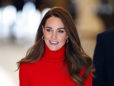 Kate w czerwonej stylizacji zachwyca. To idealny zestaw na jesień