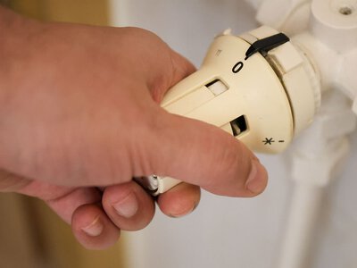 Koniec z zakręcaniem grzejników. Już się nie będzie opłacało