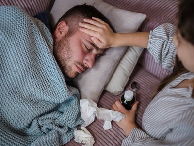 Chory małżonek i nieobecność w pracy. Jakie warunki decydują o zasiłku?