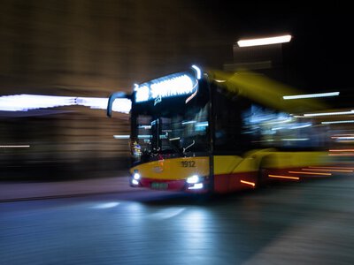 Warszawa. Atak nożownika w autobusie. Dwaj mężczyźni ranni