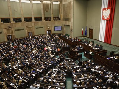 Czarne chmury nad KO. W sondażu wygrywa, ale czy utrzyma władzę?
