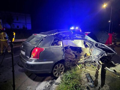 Bus czołowo zderzył się z osobówką w Gdyni. Mimo reanimacji dwóch mężczyzn zmarło