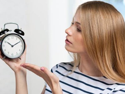 5 sposobów na to, jak przetrwać zmianę czasu na zimowy. Nie pozwól, by zegarek zepsuł ci zdrowie i zszargał nerwy