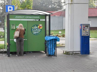 Butelki zalegają w domach, automaty zawodzą. Polacy ocenili system kaucyjny