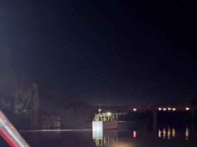 Młody mężczyzna uwięziony na betonowej konstrukcji w Odrze. Służby ruszyły na ratunek
