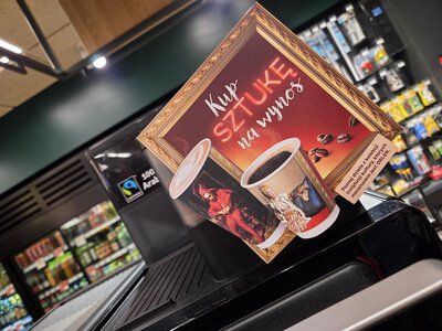 Polują na kubki z kawą na stacjach Orlenu. Wszystko przez Matejkę i Stańczyka