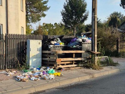 Góry śmieci pod domami w Warszawie. Tak tłumaczy się operator