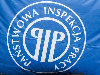 Kryteria PIP dla etatu i zlecenia. Różne umowy w tym samym zawodzie