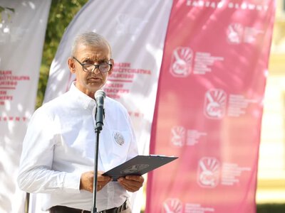 Broniarz: Ochroniarze, a nie nauczyciele powinni przeszukiwać plecaki