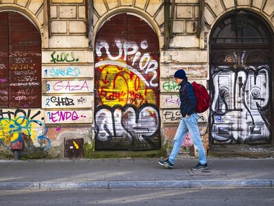 Partyzantka naklejkowa ruszyła w miasto. Tak walczą z nową modą