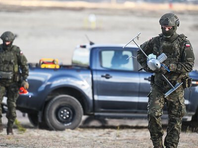 Polska potrzebuje setek tysięcy operatorów dronów. Szef MON ma plan