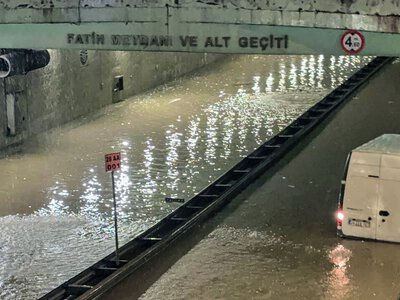 Gwałtowne ulewy sparaliżowały miasto. Nie żyje rażony prądem nastolatek