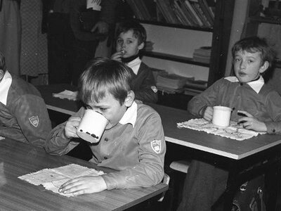 Tak kiedyś wyglądała codzienność uczniów i uczennic! Mamy archiwalne szkolne zdjęcia z XX wieku