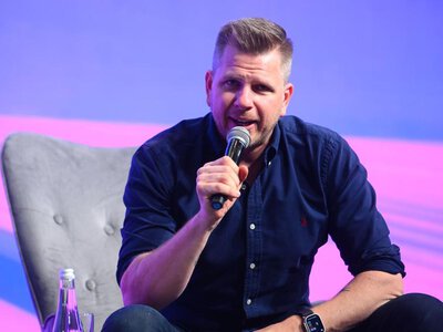 Klienci wpłacili pieniądze po reklamie Chajzera. Teraz zostali bez kart