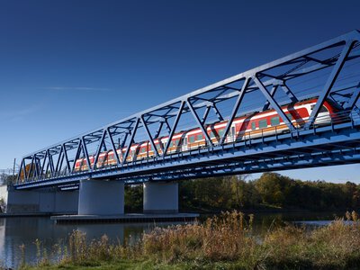 Polska przesiada się na pociągi. Jeden region Polski szczególnie się wyróżnia