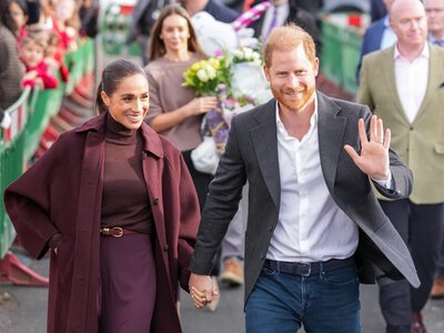 Meghan w bordowym płaszczu w Nottingham. Uwagę zwróciło też powitanie pary