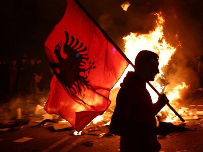 Pożary, gaz łzawiący i armatki wodne poszły w ruch. Ambasada apeluje do polskich turystów