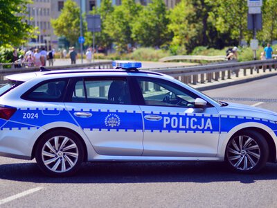 Dramatyczny atak na ulicy w Warszawie. Kierowca Porsche pobił 66-latkę i uciekł z miejsca zdarzenia