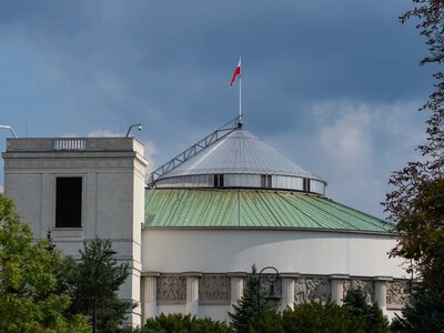 Nieznana substancja rozlana nieopodal Sejmu. Zaskakujący finał