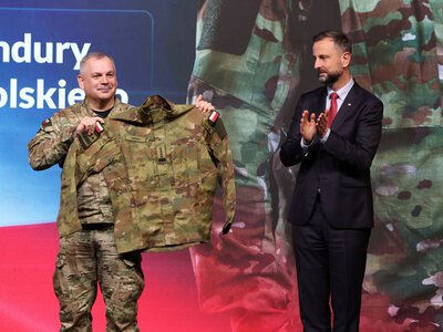 Po ponad trzech dekadach polski żołnierz zmienia mundur. Narażając się na zarzut o plagiat