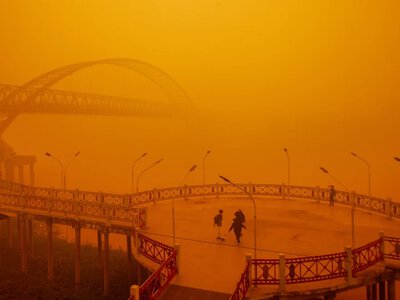 Trujące kłęby dymu wciskają się do miast. Niebo stało się pomarańczowe