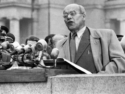 Ludzie przyszli pod Pałac Kultury dobrowolnie. Nagła miłość narodu do Gomułki była ślepa