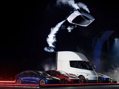 Przeskakuje nad innymi autami. Tesla zaprezentowała latający samochód