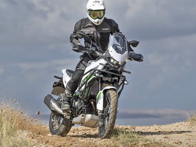Kawasaki KLE500 na 2027 rok. Nowa wersja SE Smartride z automatycznym sprzęgłem
