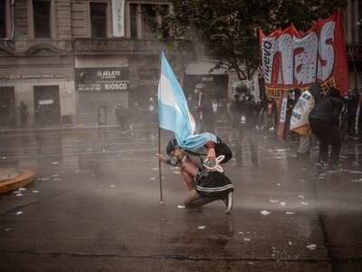 Tysiące osób na ulicach Buenos Aires. Protest przeciwko polityce Mileia