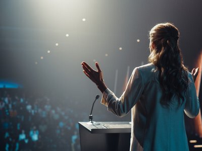 Startuperka porzuciła inwestora w środku rozmowy, żeby pobiec za klientem. Czy to się opłaciło? [FELIETON]