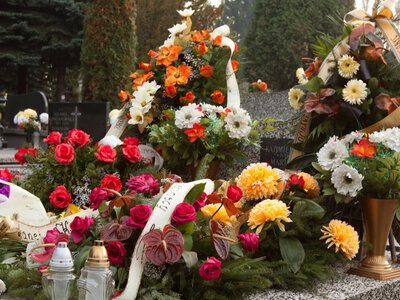Gorsze od wymyślnych zniczy? Odwiedzający cmentarze nie kryją oburzenia