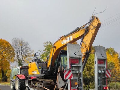 Załadował koparkę na lawetę i ruszył w trasę. Teraz mieszkańcy całej okolicy nie mają prądu