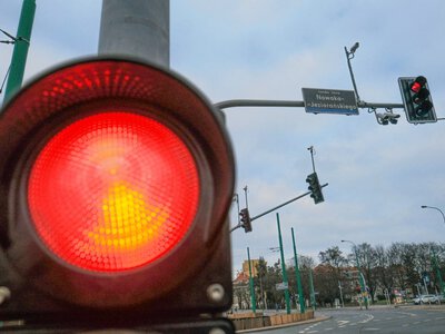 Kiedy można przejechać na czerwonym świetle? Jest pewien haczyk. Grozi 500 zł i 15 punktów