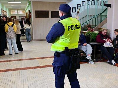 Już prawie 200 zatrzymanych. Policyjne kontrole szkół w całej Polsce