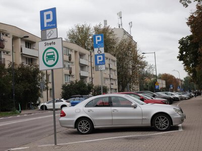 Najpierw P czy hamulec ręczny? Wielu kierowców robi to w złej kolejności
