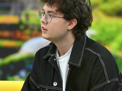 Mateusz Pawłowski debiutuje w teatrze. Koledzy chwalą jego pracę