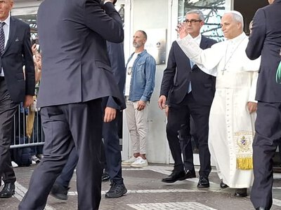 Papież Leon XIV opuścił klinikę i wraca do Watykanu
