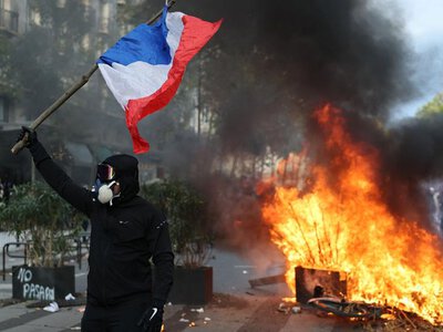 Francja znów protestuje jak za czasów „żółtych kamizelek”. Starcia w wielu miastach