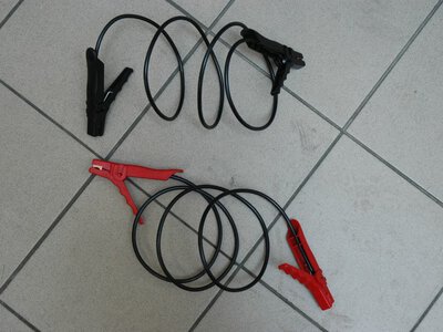 Podłączasz kable rozruchowe? Zła kolejność może skończyć się uszkodzeniem elektroniki