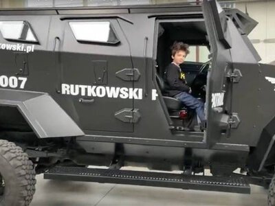Tymi autami jeździ Krzysztof Rutkowski. Luksusowe limuzyny, terenówki i sportowe wozy