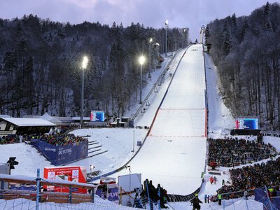 Polacy zdobywali tam medale MŚ. Tragiczny wypadek na legendarnej skoczni