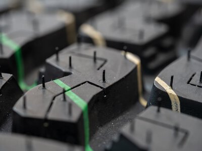 Jak wybrać opony zimowe, żeby służyły dłużej? Kierowcy często zapominają o zasadach