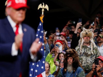 Rozstrzelać sygnalistów, połknąć Kanadę i stworzyć superpoligon. Szokujące wiece Trumpa