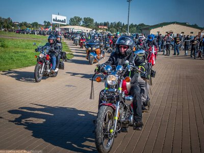 Ponad 14 tys. zł dla dzieci. Charytatywne zakończenie sezonu w Uniejowie MotoBanit z wielkimi sercami